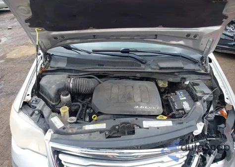 2011 Chrysler Town & Country Touring z USA, uszkodzony, nr VIN 2A4RR5DG3BR624976